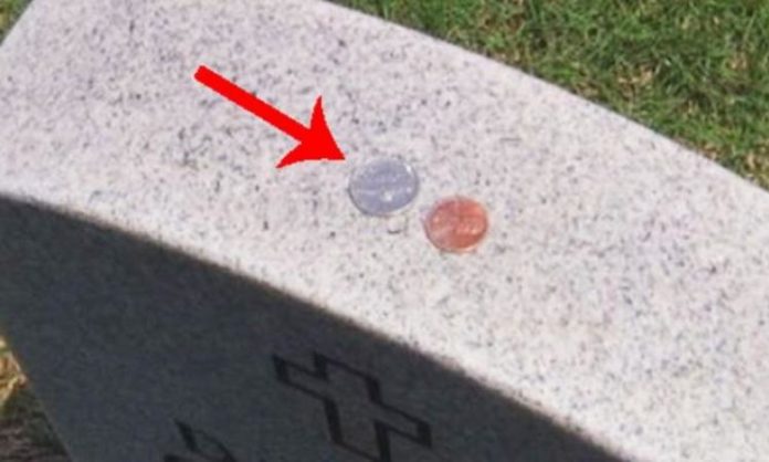 Si vous voyez des pièces de monnaie sur une pierre tombale, n'y touchez surtout pas!