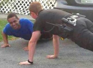 Un policier calme un jeune autiste en crise en faisant des push-ups avec lui