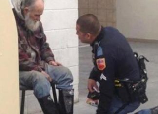 Un policier achète une paire de bottes pour un sans-abri qui tremble de froid.