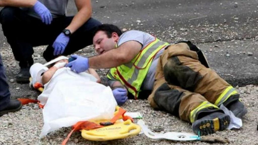 Il photographie la scène d'une grave accident, quand il voit ce qu'un pompier fait à un enfant, il est sans mot!