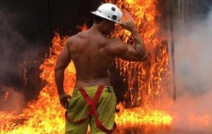 10 photos de pompiers vraiment très chaudes! │ MiniBuzz