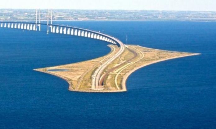 Cet incroyable pont “plonge” dans l'eau entre le Danemark et la Suède!