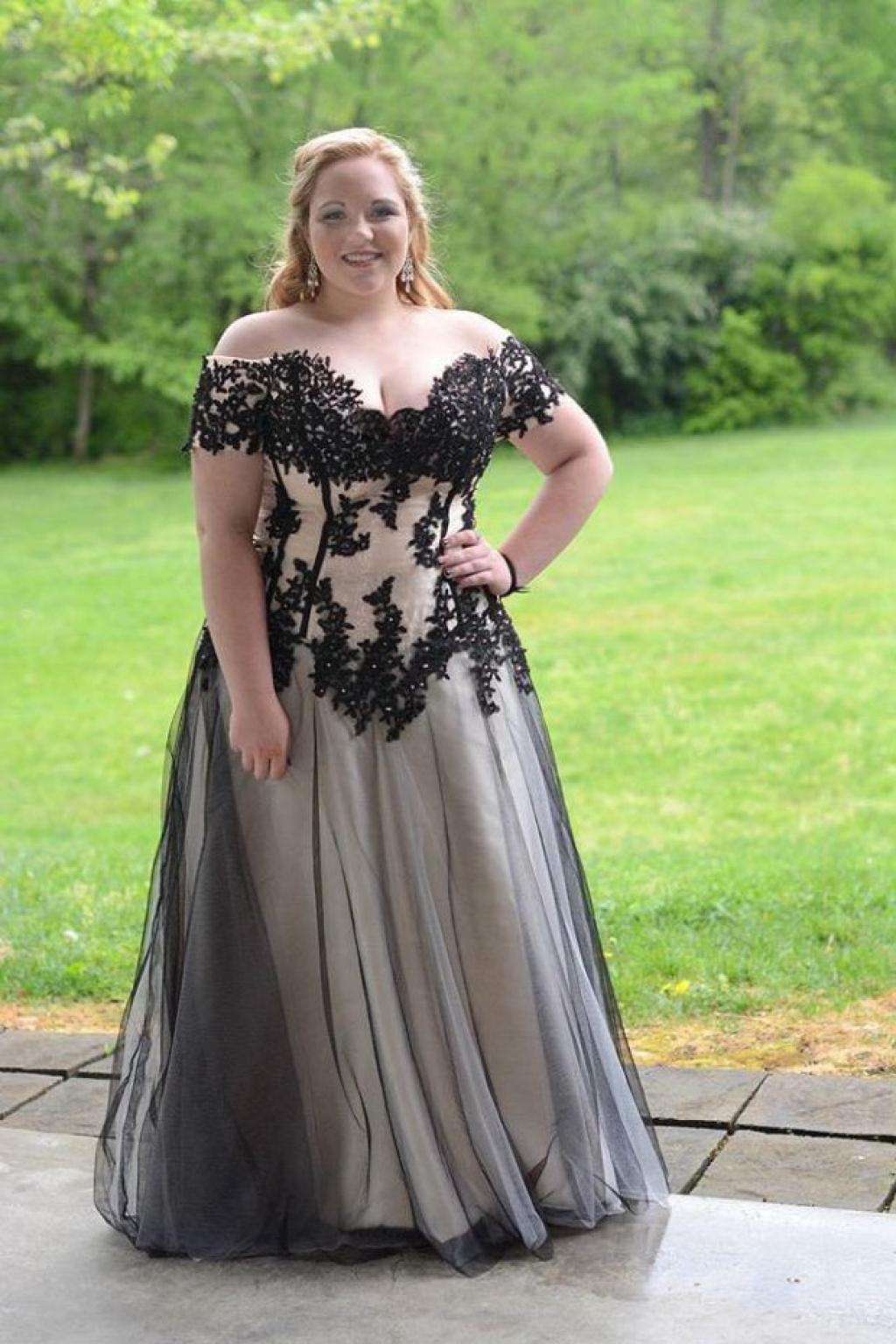 Sa robe est jugée trop sexy pour son poids, alors on l'oblige à porter le veston du directeur au bal de fin d'année!
