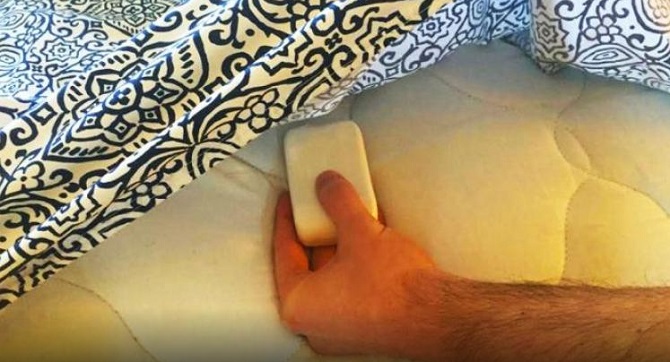 Il place une barre de savon sous ses draps de lit pour une raison que peu de gens connaissent !