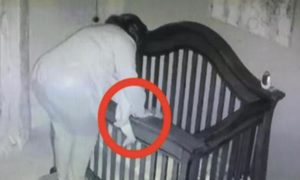 La caméra de surveillance capte ce que la grand-mère fait dans la chambre du bébé! À 0:13, je n'arrive plus à me retenir de rire! │MiniBuzz