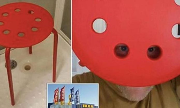 Un homme porte plainte à IKEA après qu’un de ses testicules soit resté coincé dans un tabouret de douche.
