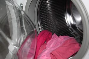 Elle verse du vinaigre dans sa machine à laver. Quand vous verrez pourquoi, vous aussi le ferez ! │ MiniBuzz