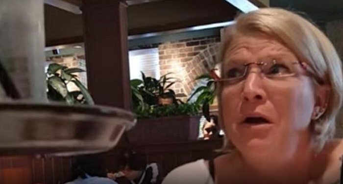 Une femme va manger au restaurant, quand elle aperçoit le visage du serveur, elle est sous le choc!